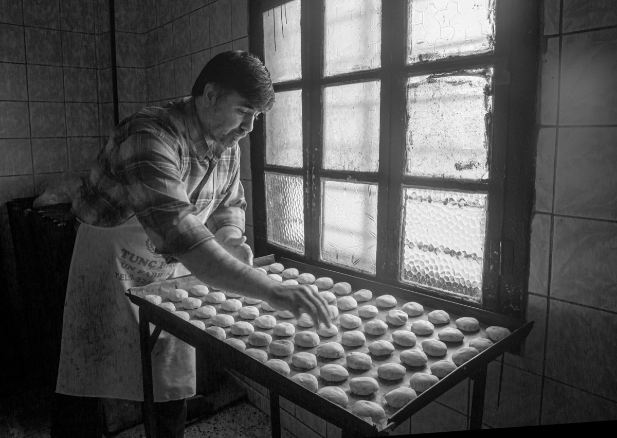boulangerie avec une baguette et une balance