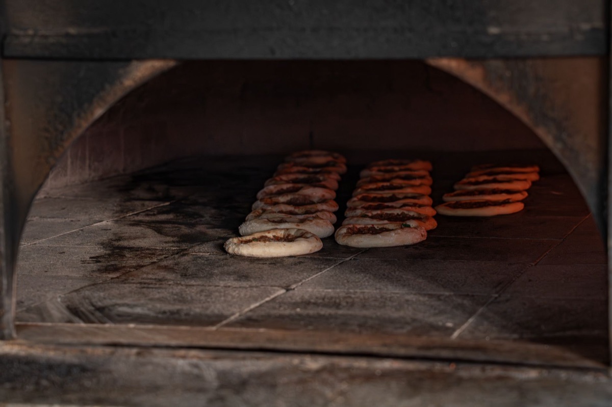Traditionele bakkerij met ovens en broodjes
