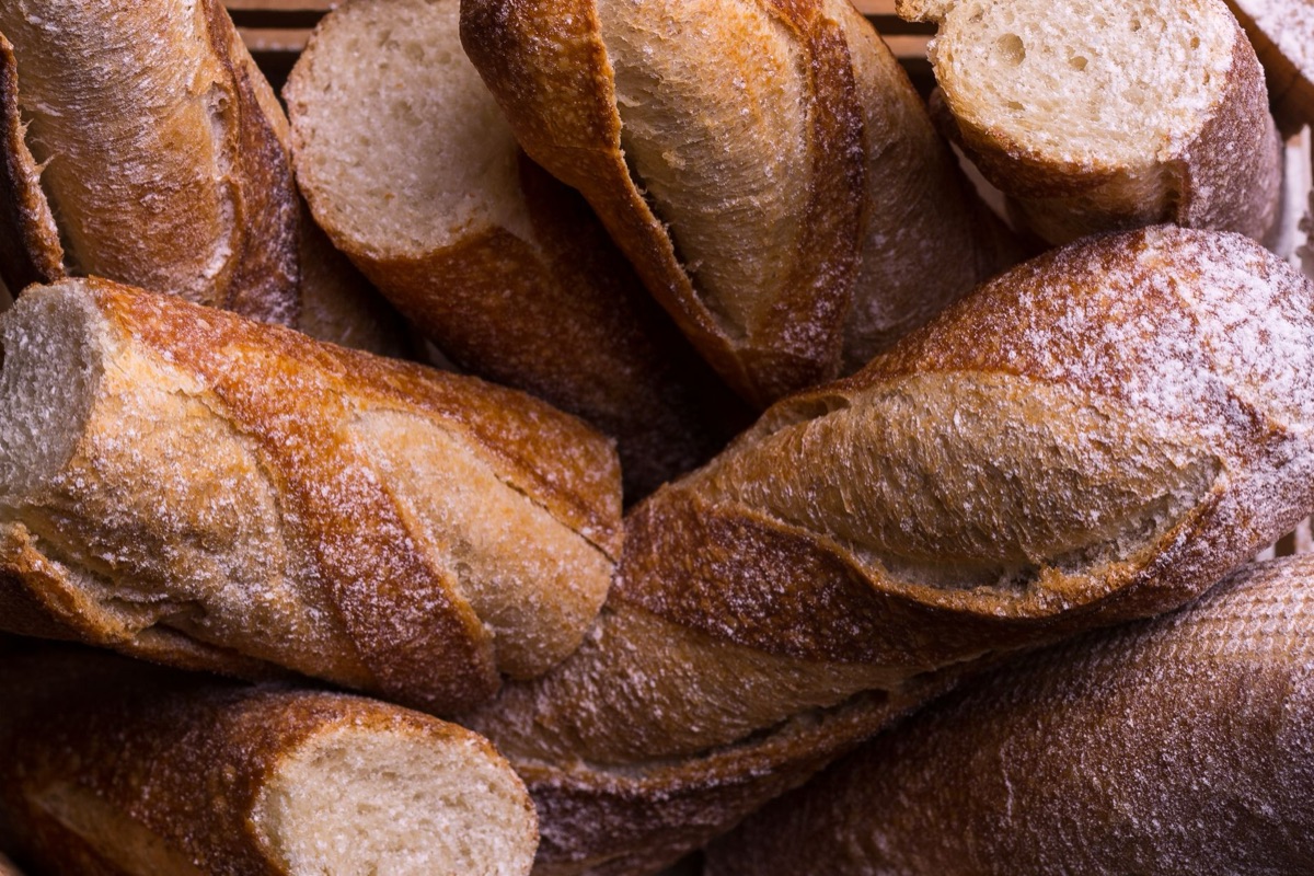 pão francês com régua e medidas específicas