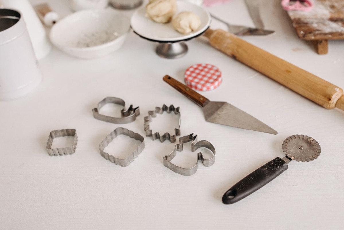 cocina de casa con herramientas de pastelería