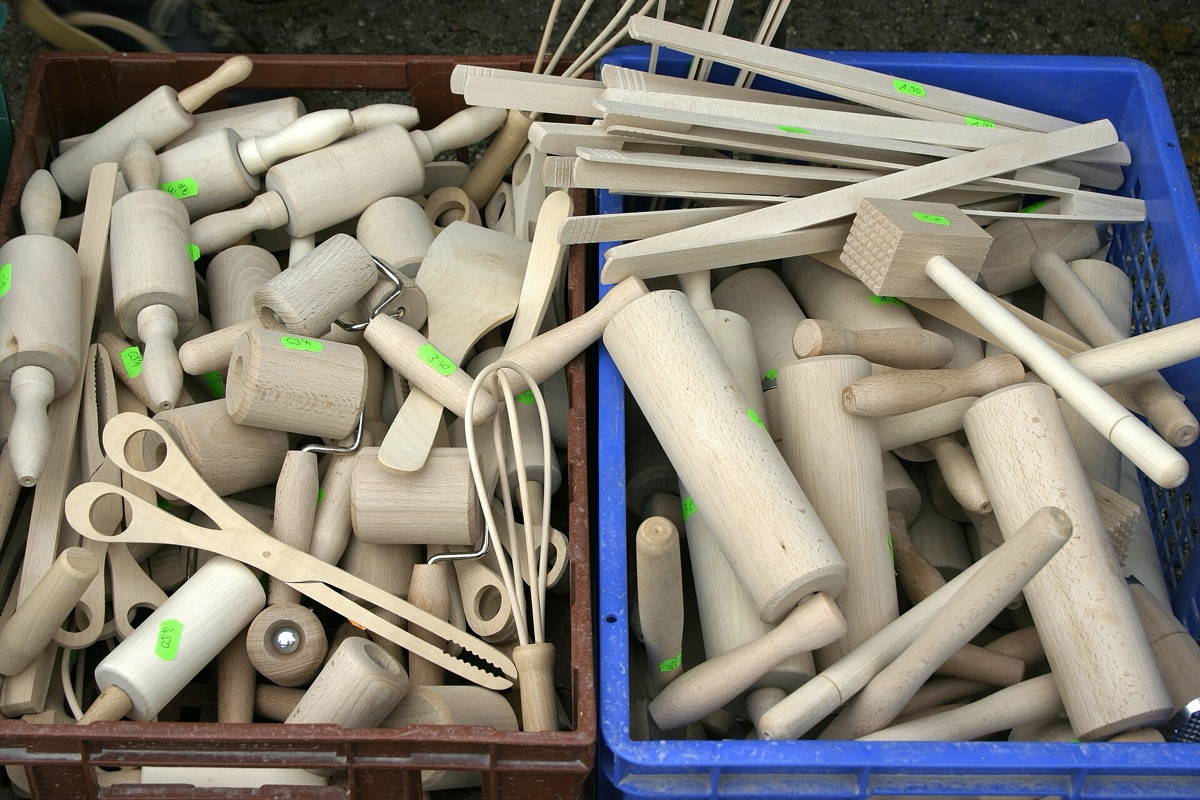 Un coin de cuisine avec des outils de cuisson