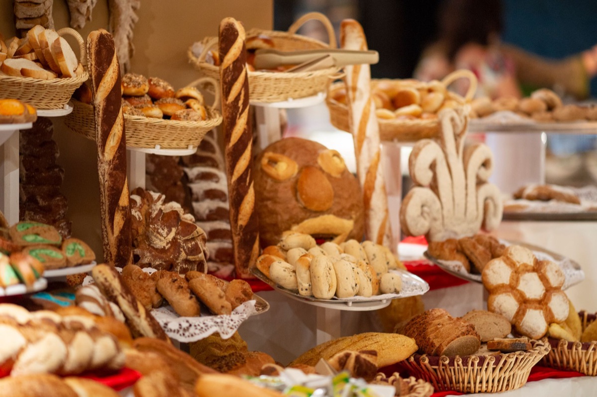 Pães variados em prateleira