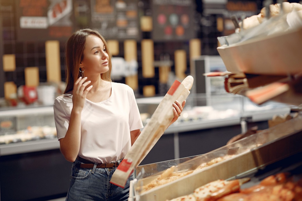 Panetteria moderna con folla