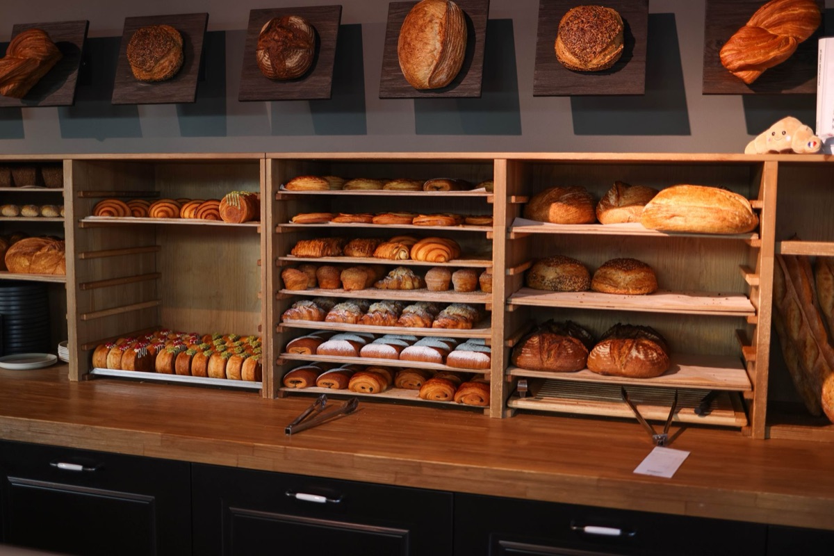 Moderne broodwinkel met zachte broodjes en zoutvaten