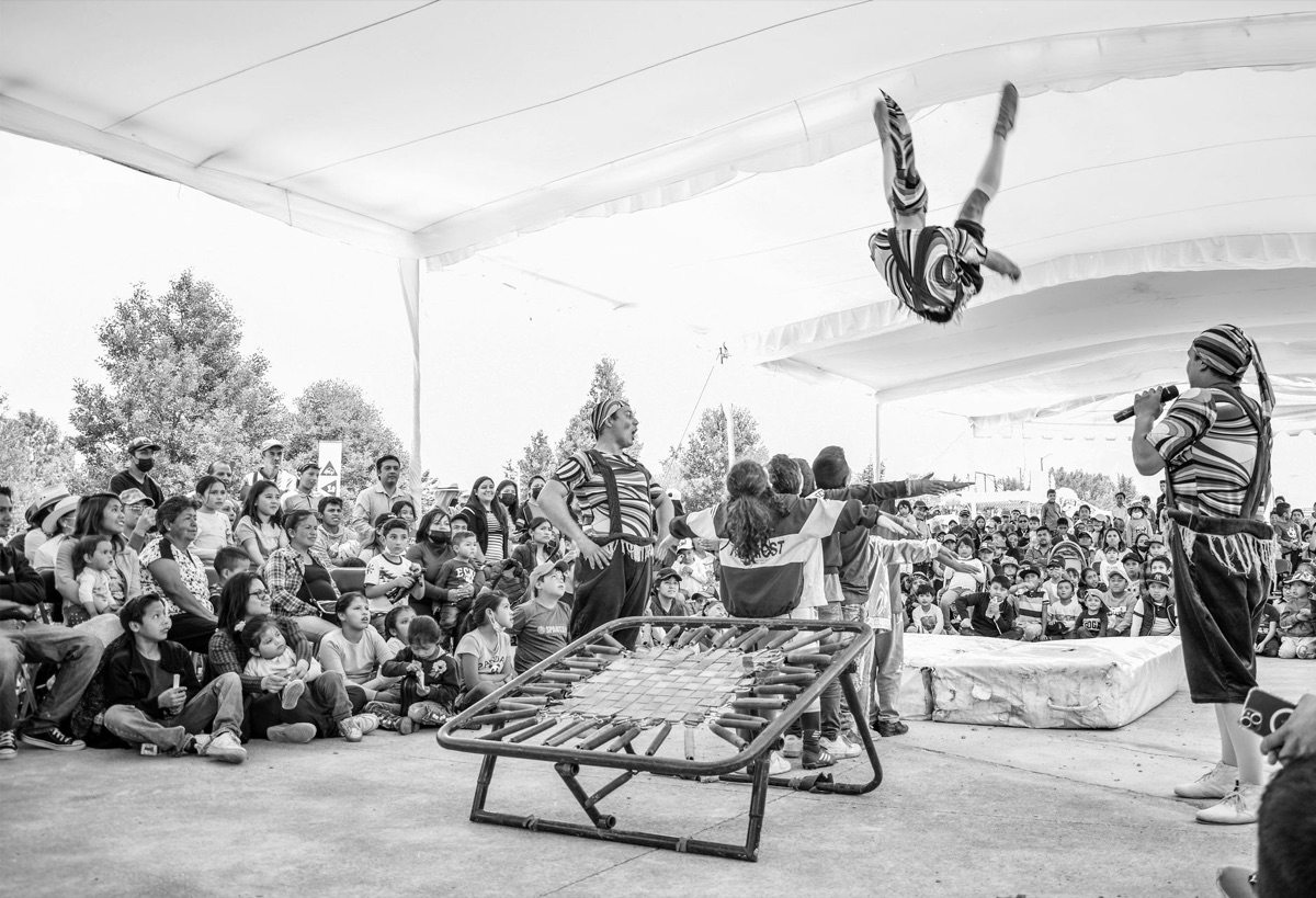 Circus in Rome met zangers en tafels waar mensen brood eten