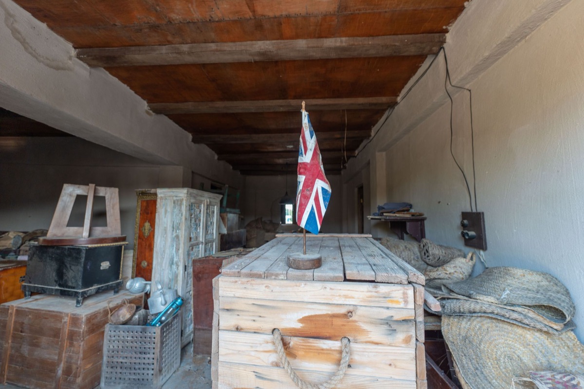 boîte de ration militaire dans un entrepôt