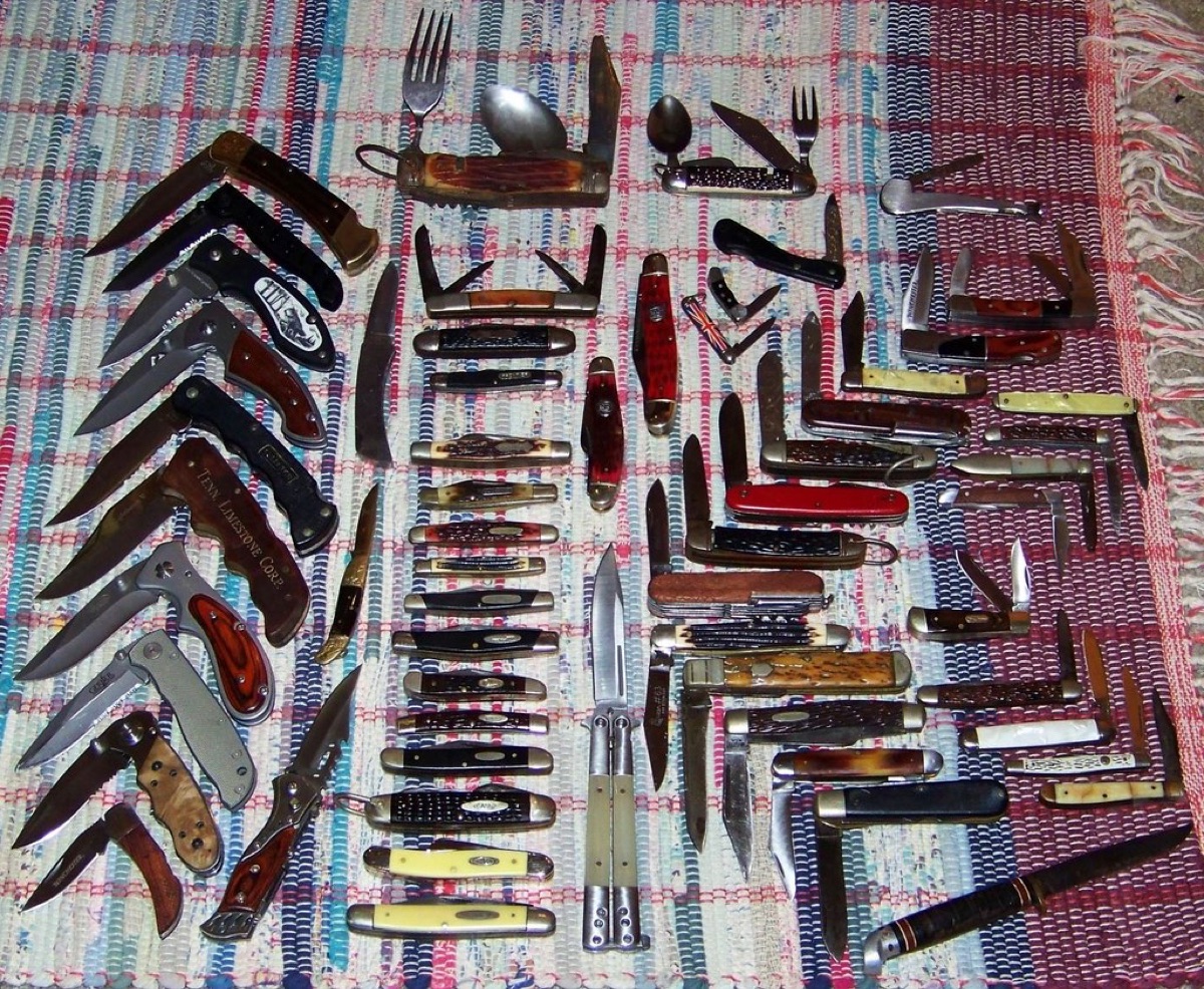 Glänzendes Messer durch Kruste, Präzise Schnitt