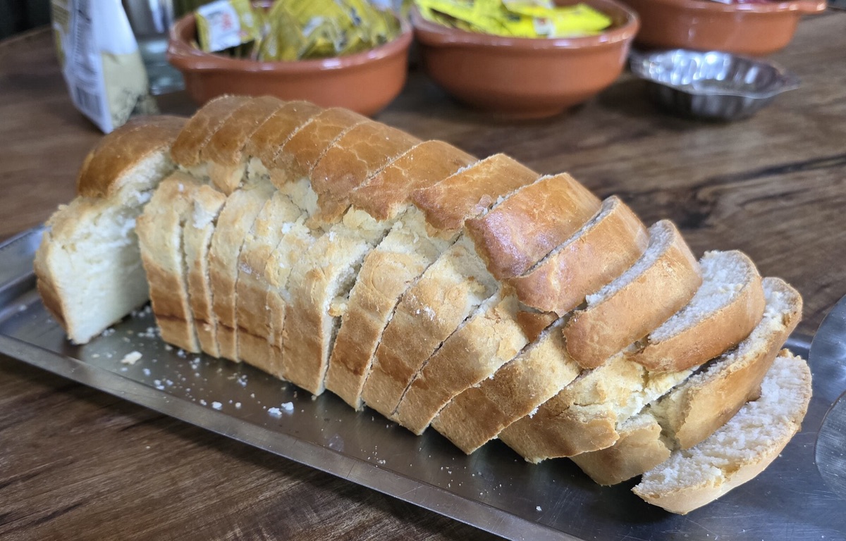 Aangesneden brood met dichte, zware kruim.