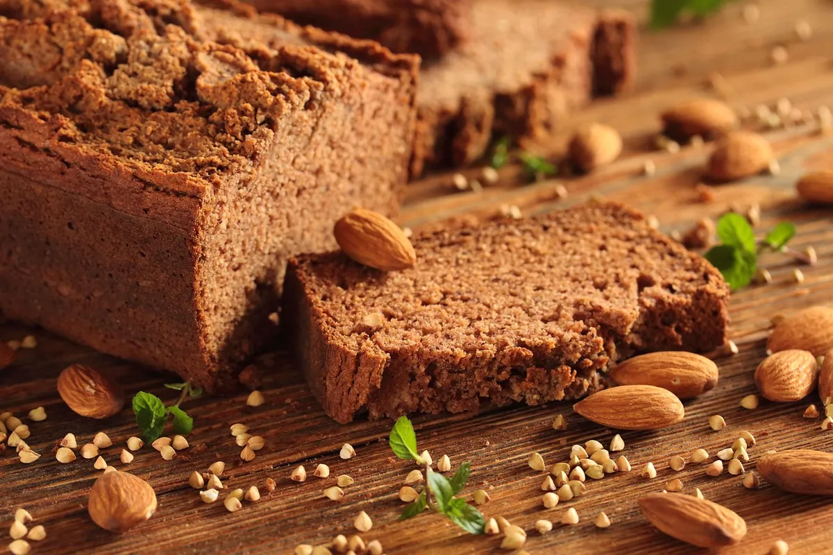Kneten von Brotmehl in einer kleinen Küche
